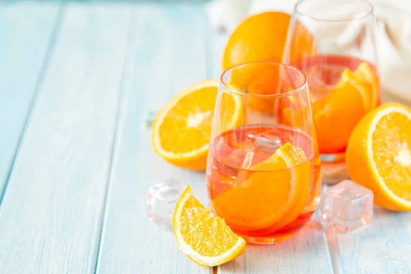 Aperol e ingredientes bebidas sobre fondo de madera —  Fotos de Stock