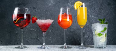 Serinletici yaz içecekleri seçimi - mojito, sangria, mimoza, aperol, martini, rustik arka plan