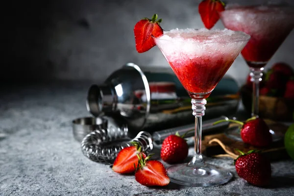 Cocktail de margarita aux fraises et ingrédients — Photo