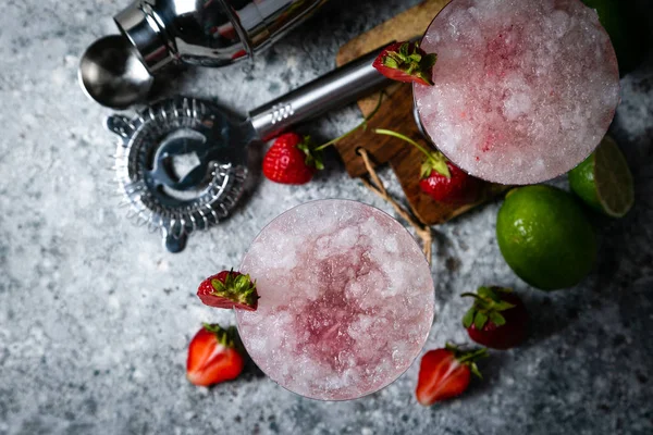 딸기 마가리타 칵테일과 재료 — 스톡 사진