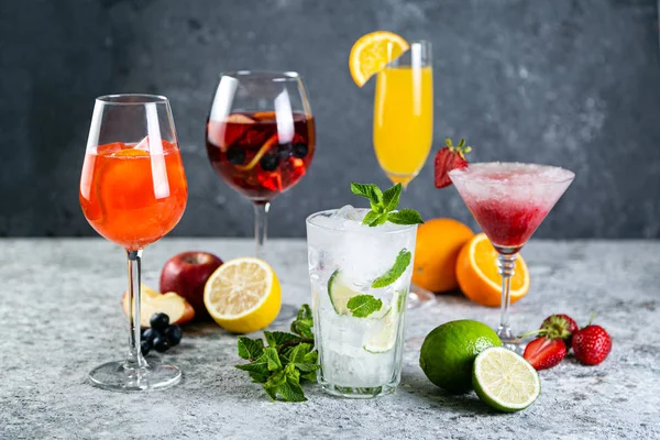 Válogatás a frissítő nyári italok-Mojito, Sangria, Mimosa, Aperol, Martini, rusztikus háttér — Stock Fotó
