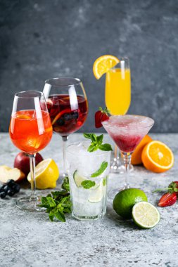 Serinletici yaz içecekleri seçimi - mojito, sangria, mimoza, aperol, martini, rustik arka plan