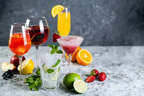 Selección de refrescantes bebidas de verano - mojito, sangría, mimosa, aperol, martini, fondo rústico —  Fotos de Stock