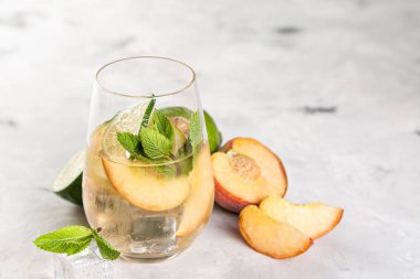 Sangrias seçimi - kırmızı, pembe, beyaz ve malzemeler