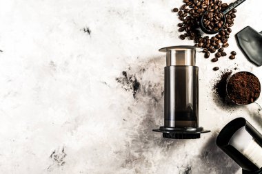 Kahve konsepti - fasulye, zemin, anlık, kapsül, mermer arka plan