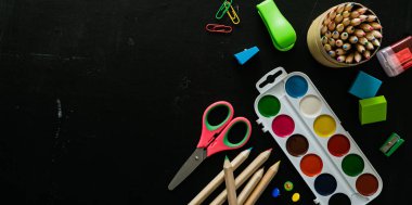 Okul konseptine geri dön - tahtadaki malzemeler