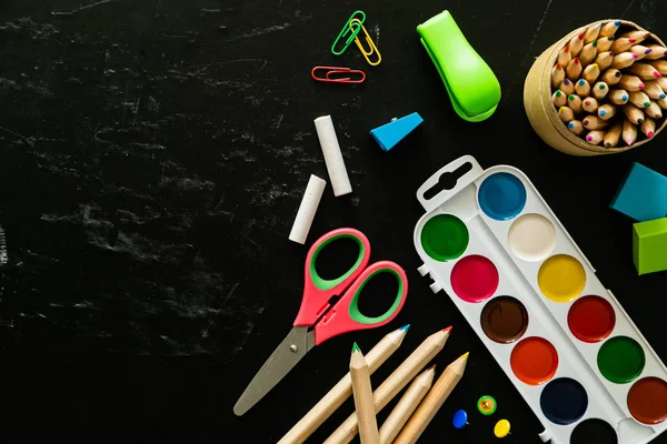 Concepto de BAck a la escuela - materiales en pizarra — Foto de Stock