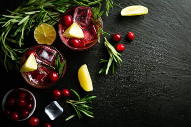 Soğuk mevsim içecek - kızılcık ve biberiye kokteyl