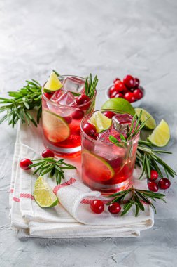 Soğuk mevsim içecek - kızılcık ve biberiye kokteyl