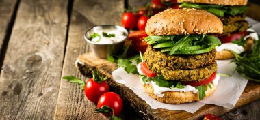 Vegan kabak burger ve rustik ahşap arka plan malzemeler