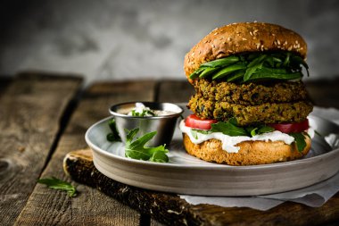 Vegan kabak burger ve rustik ahşap arka plan malzemeler