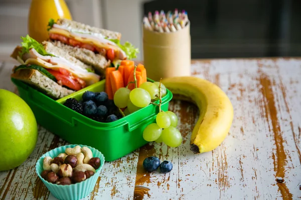 Kembali ke konsep sekolah - mengepak makan siang sekolah dengan latar belakang dapur — Stok Foto