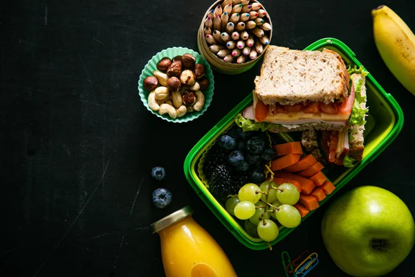 回到学校概念- -午餐盒里有果汁、苹果和香蕉 — 图库照片
