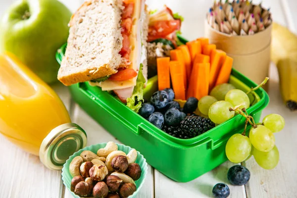 Kembali ke konsep sekolah - kotak makan siang dengan jus, apel dan pisang — Stok Foto