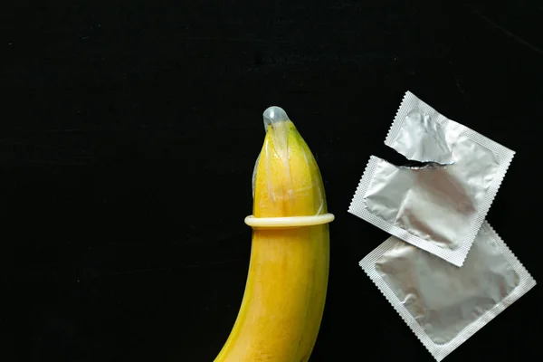 Concetto di educazione sessuale - lettere, banane e preservativi sulla lavagna — Foto Stock