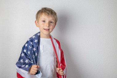 ABD Ulusal kutlama kavramı-genç çocuk ABD bayrağı sarmalayılmış