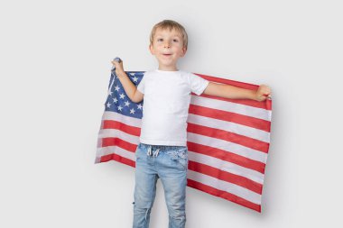 ABD Ulusal kutlama kavramı-genç çocuk ABD bayrağı sarmalayılmış
