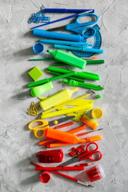 Rustik arka planda renkli Kırtasiye seçimi