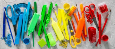 Rustik arka planda renkli Kırtasiye seçimi