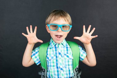 Geri medrese konsepti-tahta önünde komik çocuk