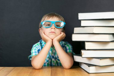 Geri medrese konsepti-tahta önünde komik çocuk