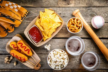 Stadyum oyun gıdalar seçimi - nachos, pop mısır, kraker, mısır köpekleri