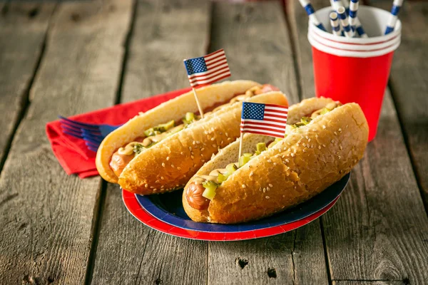 Feriado nacional dos EUA Dia do Trabalho, Dia do Memorial, Dia da Bandeira, 4 de julho - cachorros-quentes com ketchup e mostarda em fundo de madeira — Fotografia de Stock