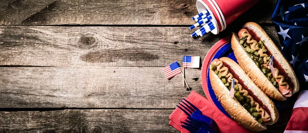 USA nationaldag Labor Day, Minnesdag, Flaggdag, 4 juli - varmkorv med ketchup och senap på trä bakgrund — Stockfoto