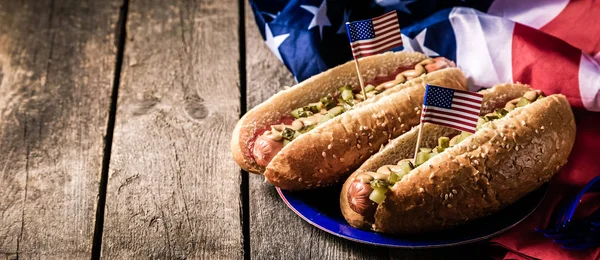 2008 년 7 월 4 일에 확인 함 . USA National holiday Labor Day, Memorial Day, Flag Day, 4th of July - hot dog with ketchup and mustard on wood background — 스톡 사진