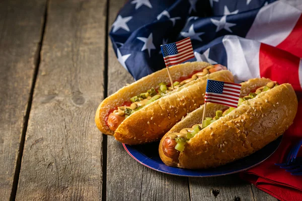 USA nationale feestdag Dag van de Arbeid, Memorial Day, Vlag Dag, 4 juli - hotdogs met ketchup en mosterd op hout achtergrond — Stockfoto