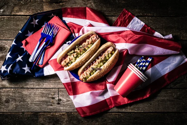 Feriado nacional dos EUA Dia do Trabalho, Dia do Memorial, Dia da Bandeira, 4 de julho - cachorros-quentes com ketchup e mostarda em fundo de madeira — Fotografia de Stock