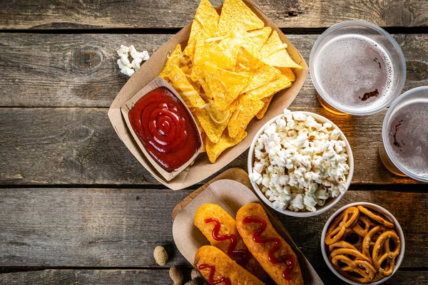 Sélection d'aliments de jeu de stade - nachos, pop corn, bretzels, corn dogs — Photo