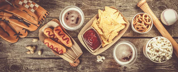 Seleção de alimentos para jogos de estádio - nachos, milho pop, pretzels, cachorros de milho — Fotografia de Stock