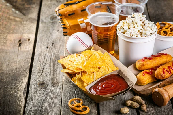 Selección de alimentos de juego de estadio - nachos, maíz pop, pretzels, perros de maíz —  Fotos de Stock