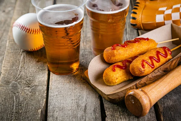 Seleção de alimentos para jogos de estádio - nachos, milho pop, pretzels, cachorros de milho — Fotografia de Stock