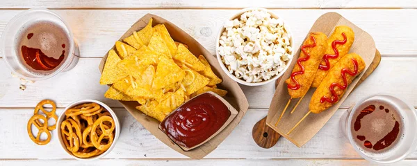 Selectie van stadion spel Foods-nacho's, pop corn, pretzels, Corn Dogs — Stockfoto