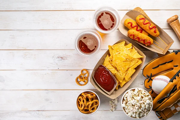 Selección de alimentos de juego de estadio - nachos, maíz pop, pretzels, perros de maíz — Foto de Stock