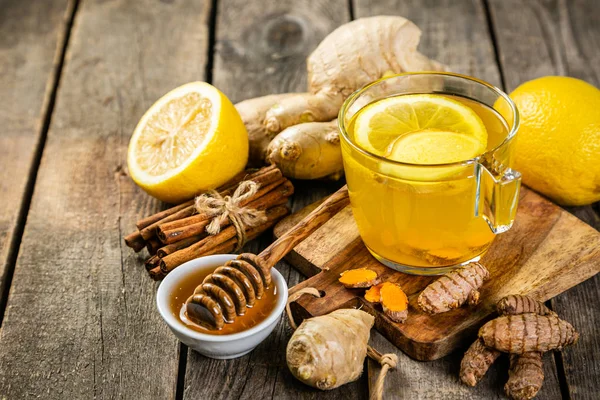 Impulsor del sistema inmunitario de otoño: té de jengibre y cúrcuma e ingredientes — Foto de Stock