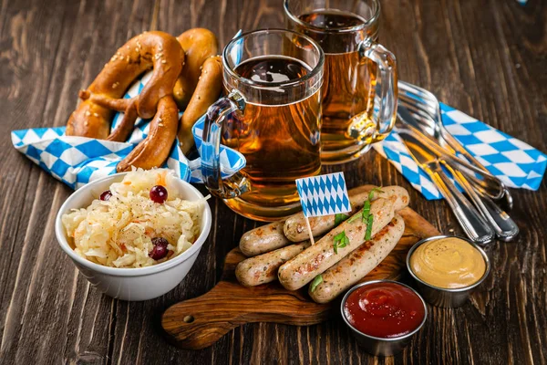 Conceito de festival de outubro - comida tradicional e cerveja servida no evento — Fotografia de Stock