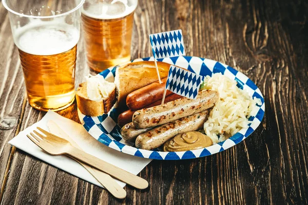 Conceito de festival de outubro - comida tradicional e cerveja servida no evento — Fotografia de Stock