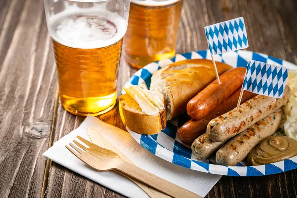 Conceito de festival de outubro - comida tradicional e cerveja servida no evento — Fotografia de Stock