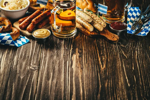 Conceito de festival de outubro - comida tradicional e cerveja servida no evento — Fotografia de Stock