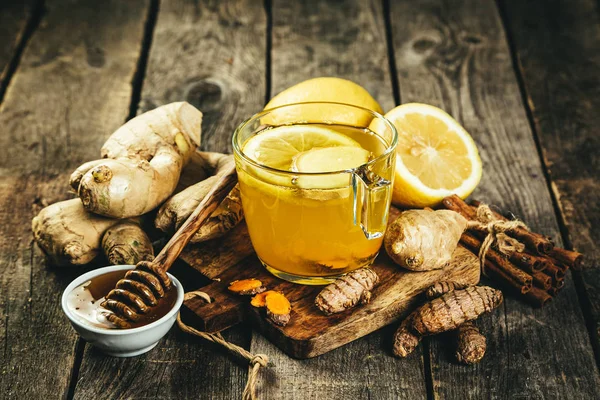 Impulsor del sistema inmunitario de otoño: té de jengibre y cúrcuma e ingredientes — Foto de Stock