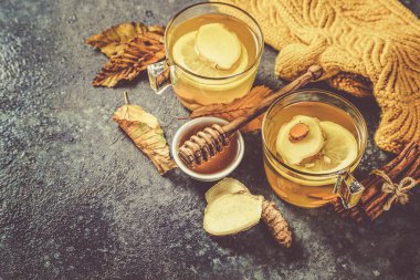 Bağışıklık sistemi güçlendirici - zencefil ve zerdeçal çayı ve malzemeler