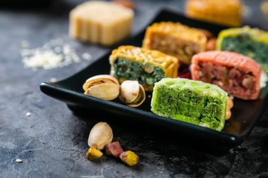 Orta Sonbahar Festivali kavramı - yuebing monncakes rustik arka plan üzerinde