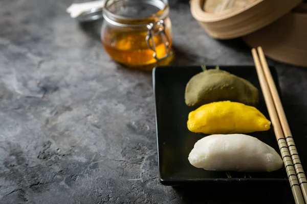 Chuseon concepto de día, día de acción de gracias coreano - tortas de arroz songpyeon sobre fondo rústico —  Fotos de Stock