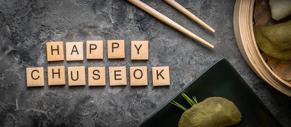 Έννοια Chuseon ημέρα, κορεατική ημέρα των Ευχαριστιών - songpyeon κέικ ρυζιού σε ρουστίκ φόντο — Φωτογραφία Αρχείου