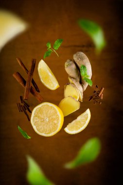 Uçan zencefil çayı malzemeler - limon, tarçın, nane