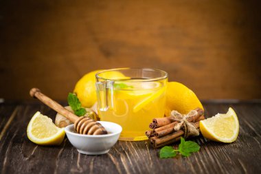 Zencefil çayı ve malzemeler - limon, tarçın, bal