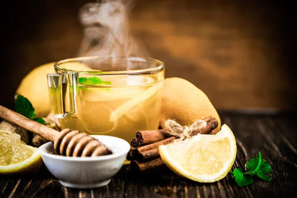 Té de jengibre e ingredientes - limón, canela, miel — Foto de Stock